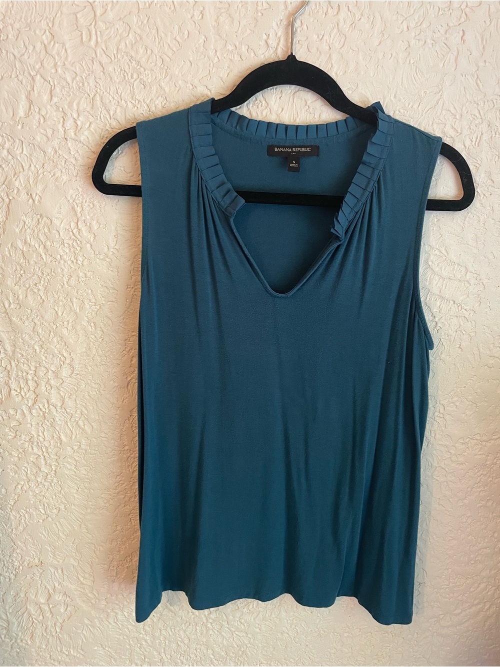 Banana Republic Teal Sleeveless V-Neck Pleated Trim Tank